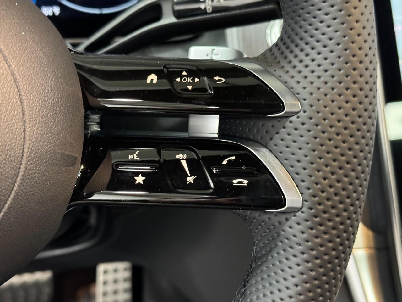 Mercedes-Benz GLC Vehicle Full-screen Gallery Image 31