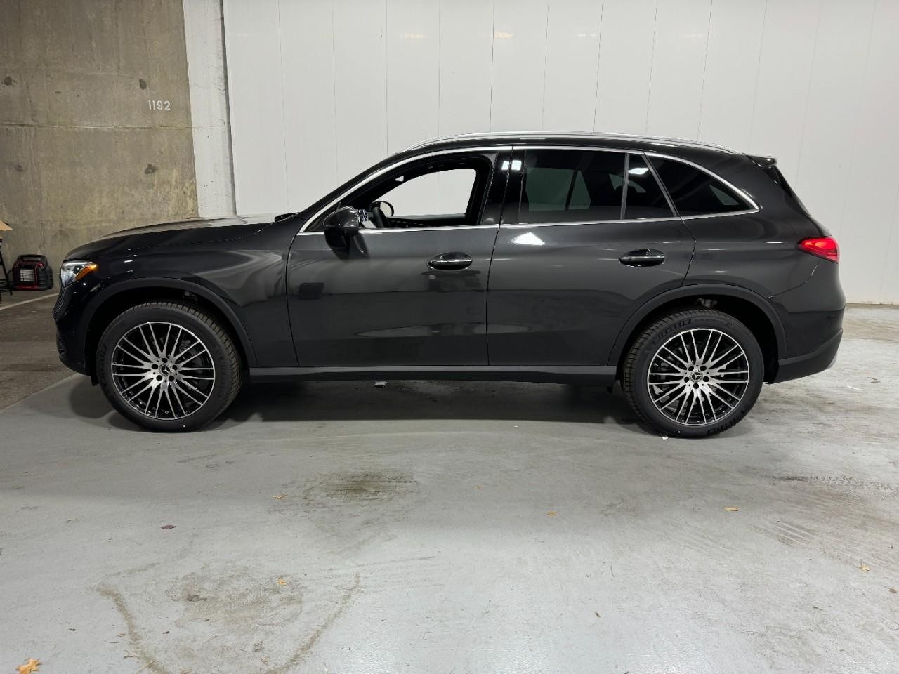 Mercedes-Benz GLC Vehicle Full-screen Gallery Image 2