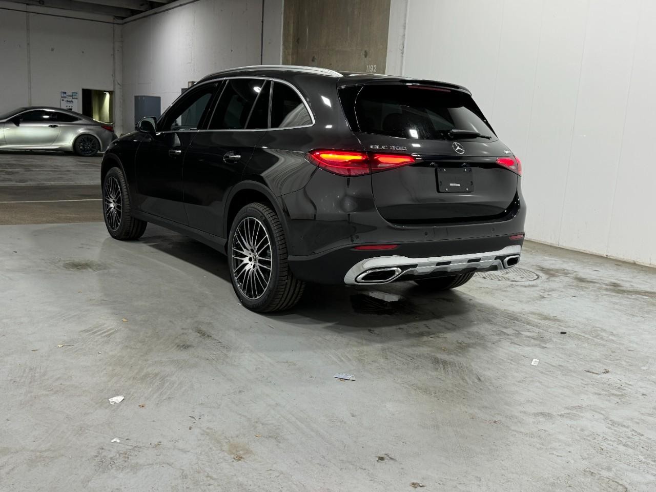Mercedes-Benz GLC Vehicle Full-screen Gallery Image 3