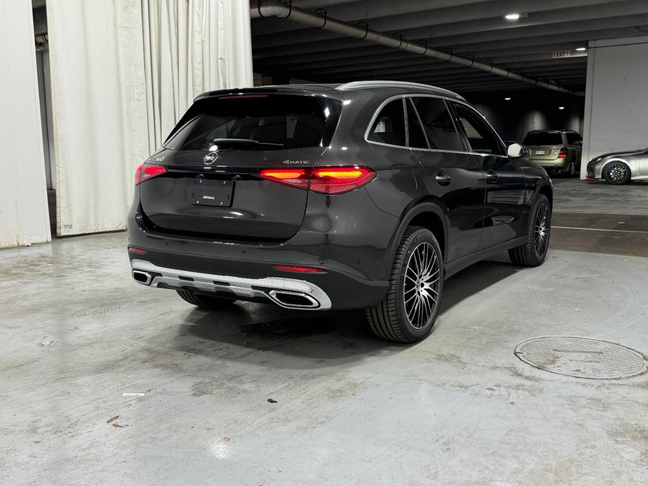 Mercedes-Benz GLC Vehicle Full-screen Gallery Image 4
