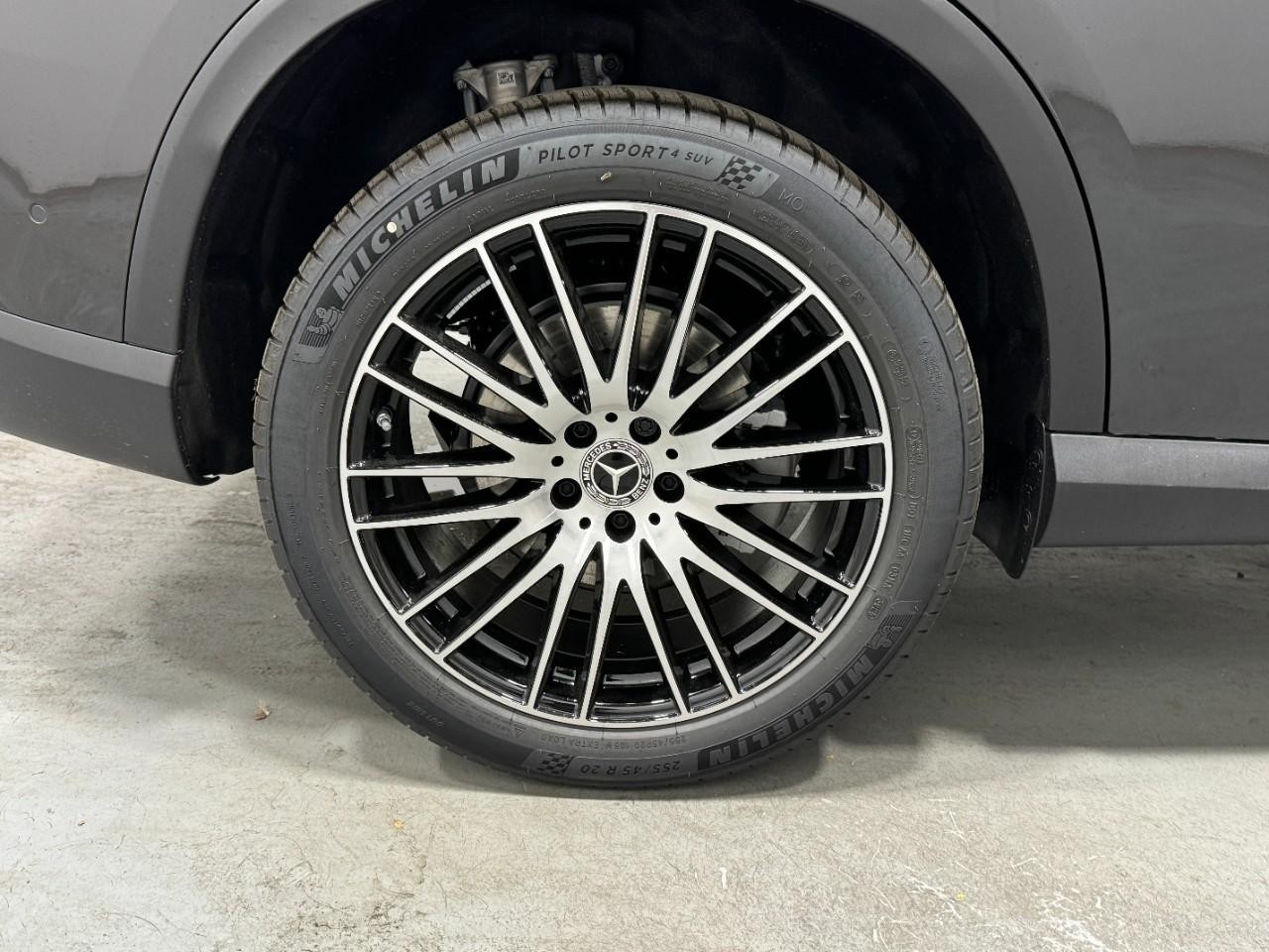 Mercedes-Benz GLC Vehicle Full-screen Gallery Image 5