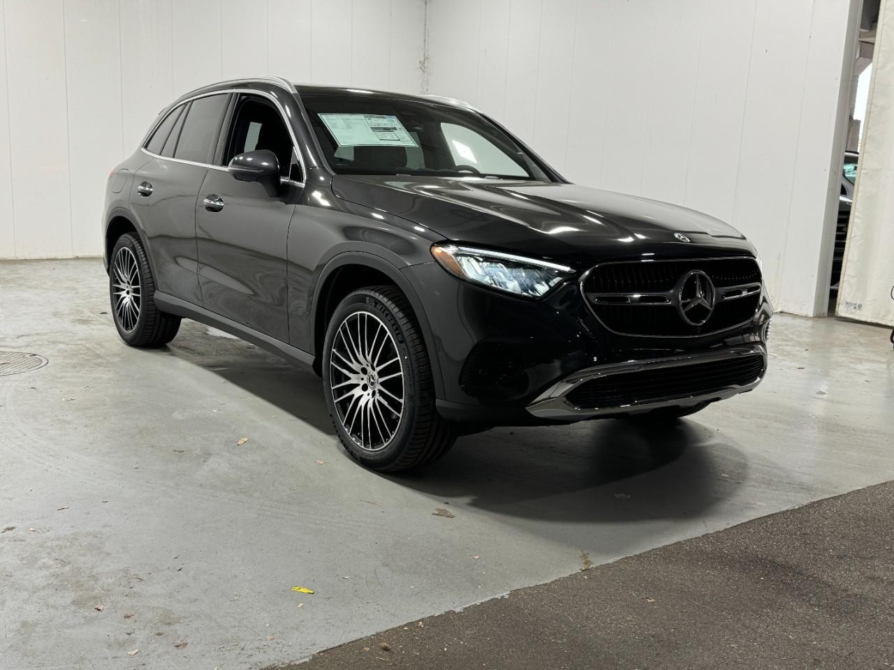 Mercedes-Benz GLC Vehicle Full-screen Gallery Image 6