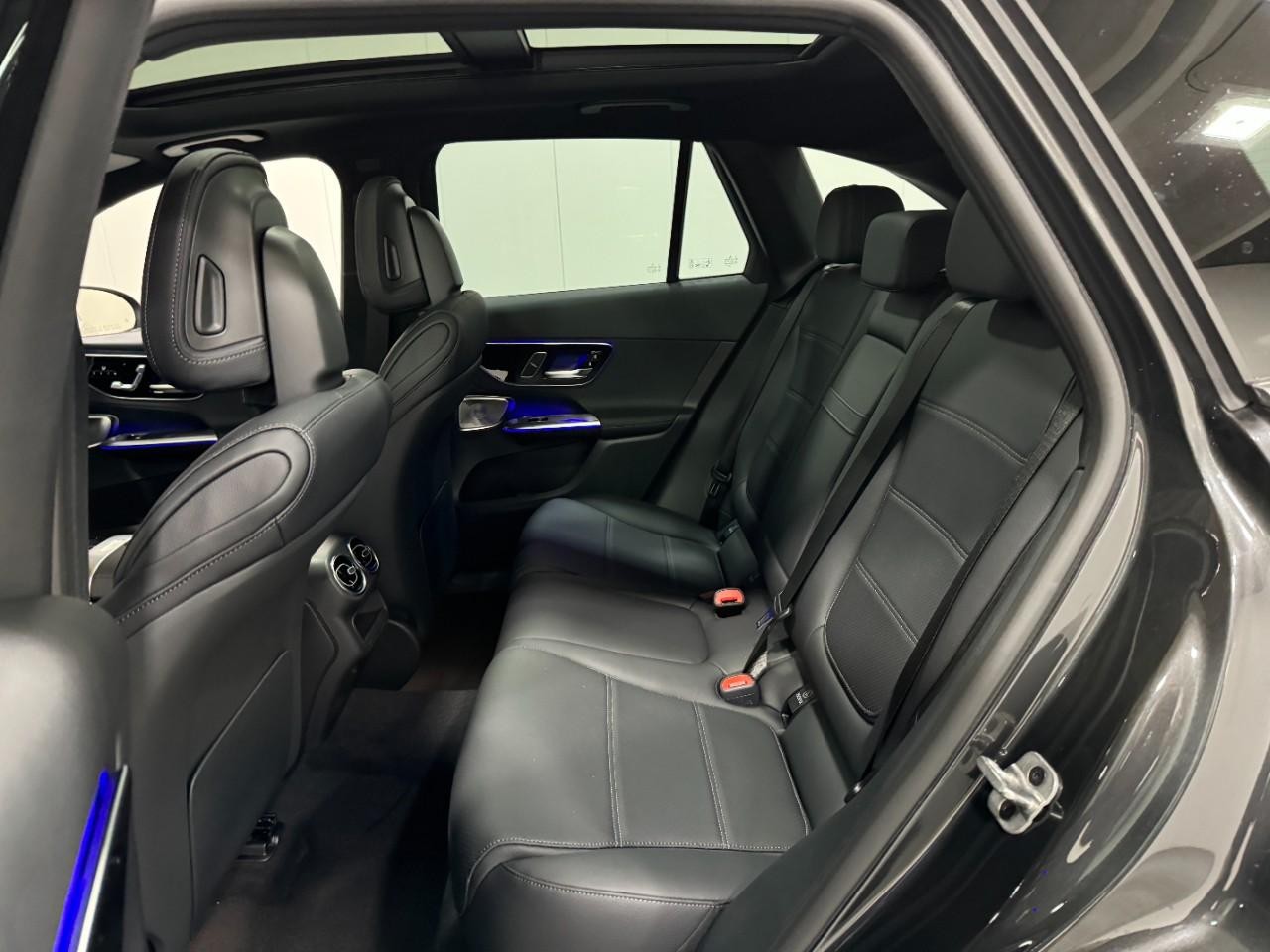 Mercedes-Benz GLC Vehicle Full-screen Gallery Image 8