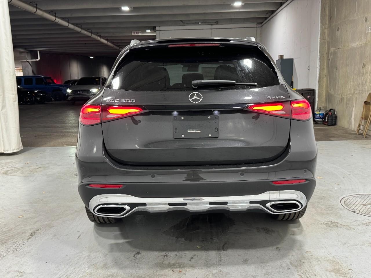 Mercedes-Benz GLC Vehicle Full-screen Gallery Image 9
