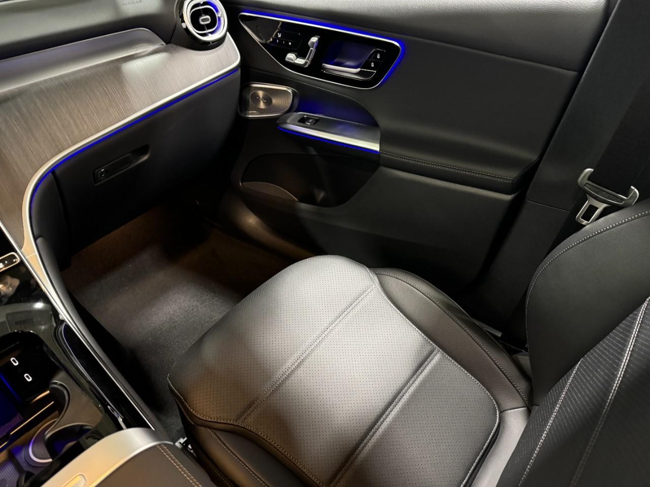 Mercedes-Benz GLC Vehicle Full-screen Gallery Image 15