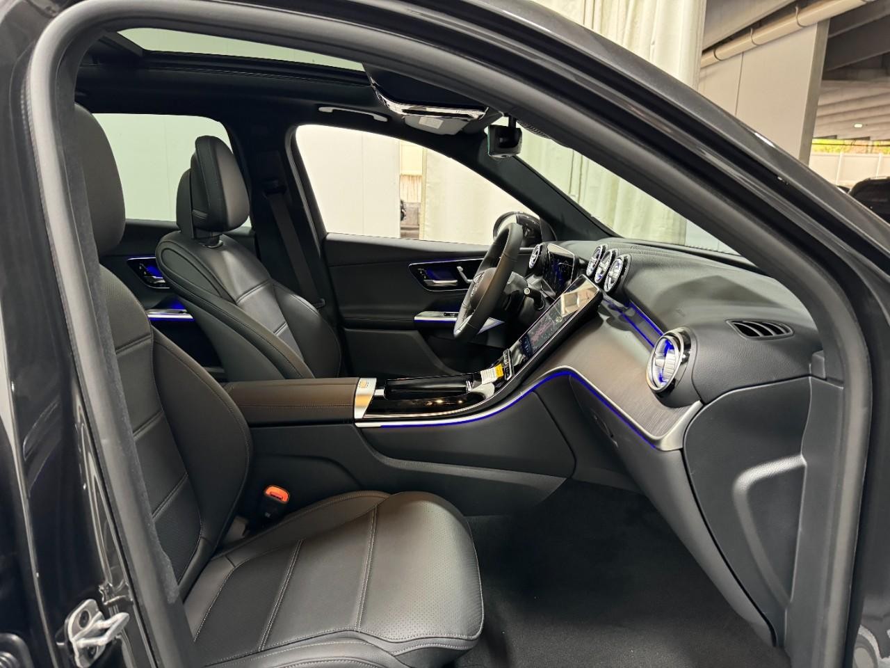 Mercedes-Benz GLC Vehicle Full-screen Gallery Image 16