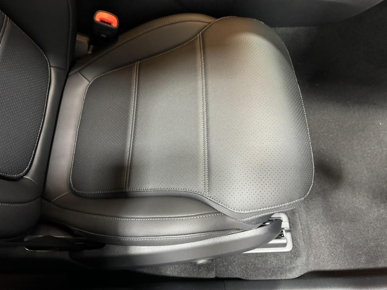 Mercedes-Benz GLC Vehicle Full-screen Gallery Image 17