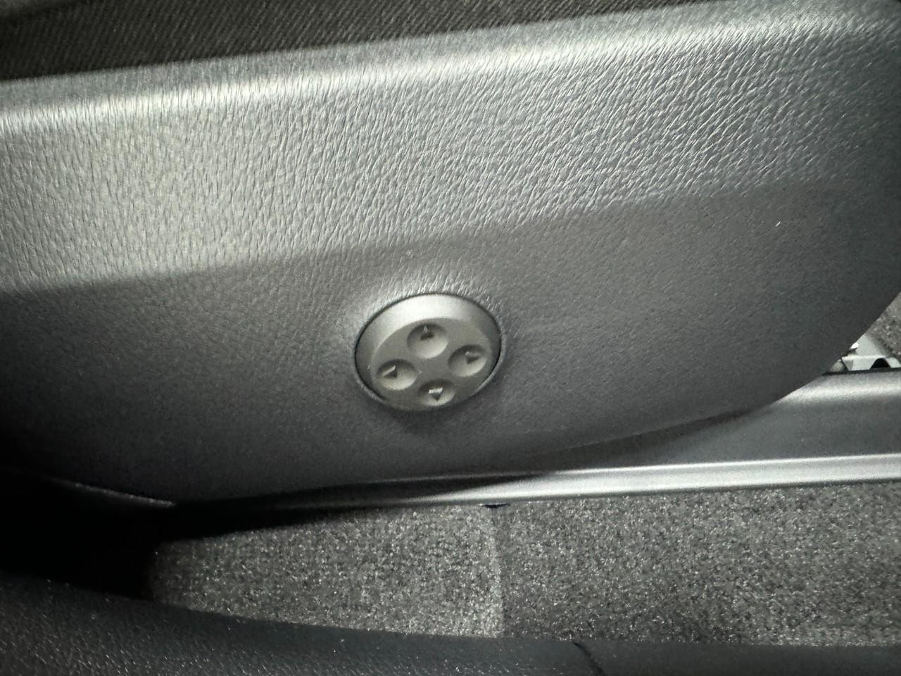 Mercedes-Benz GLC Vehicle Full-screen Gallery Image 18