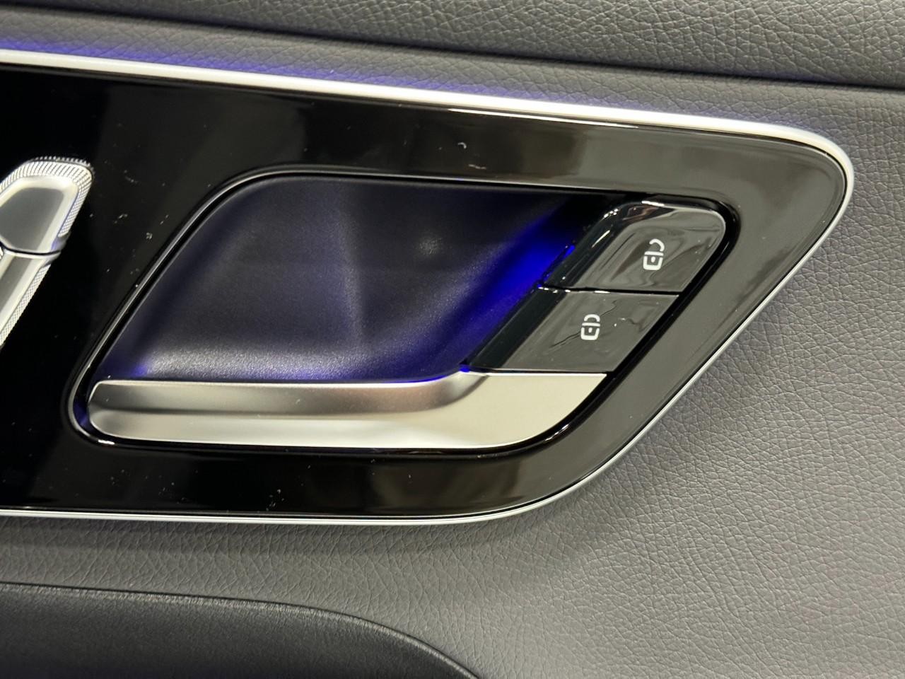 Mercedes-Benz GLC Vehicle Full-screen Gallery Image 20