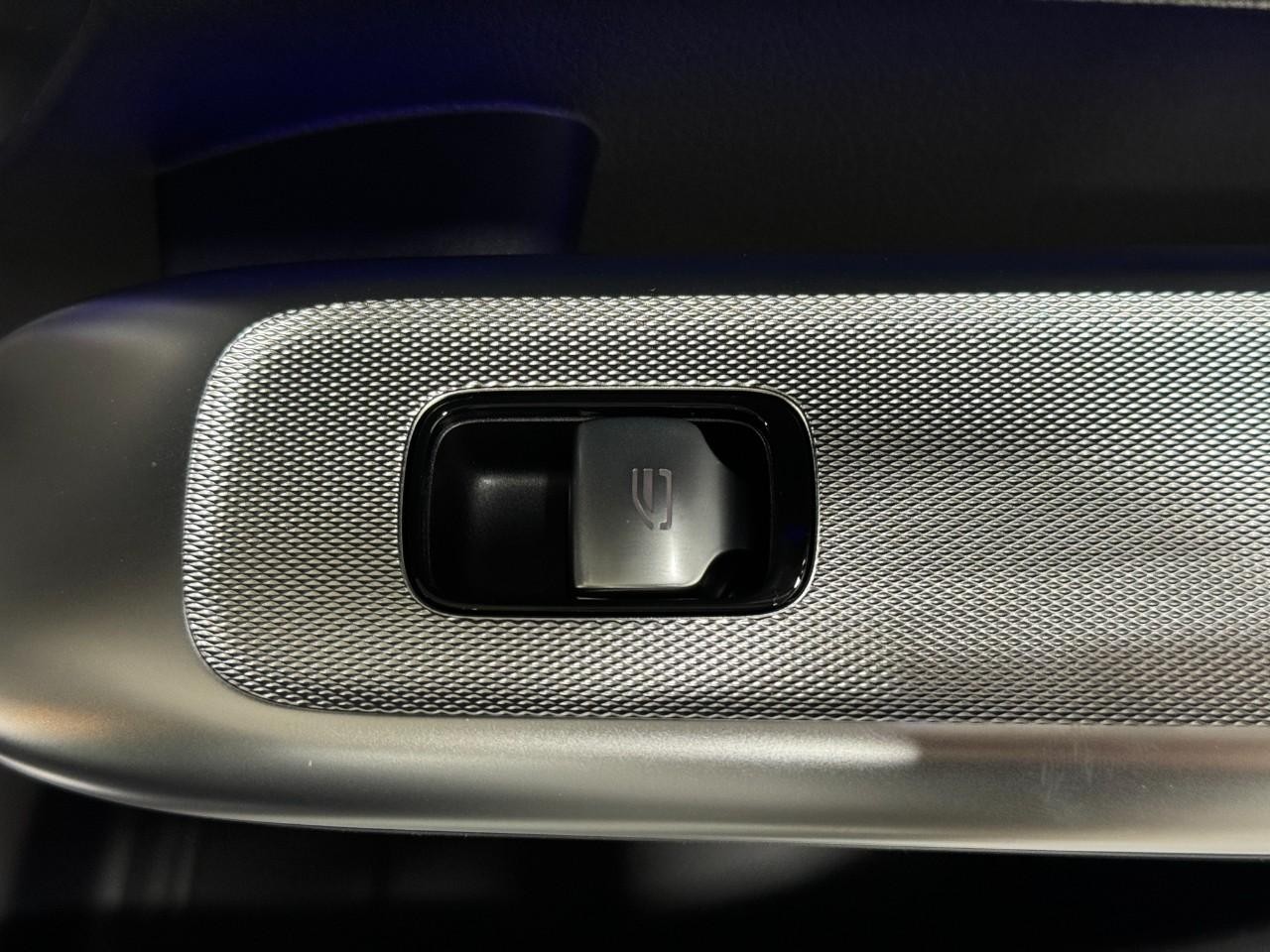 Mercedes-Benz GLC Vehicle Full-screen Gallery Image 21