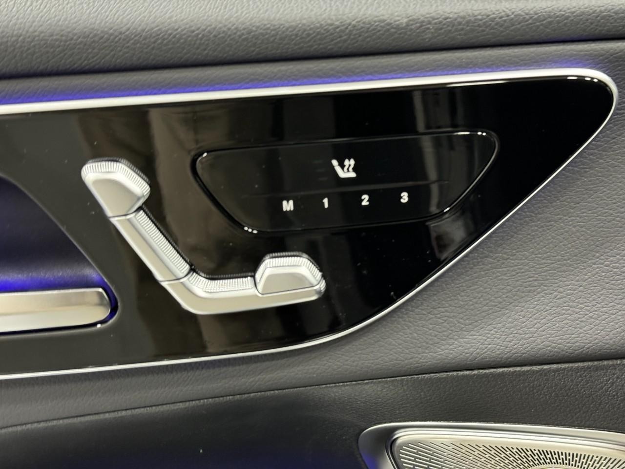 Mercedes-Benz GLC Vehicle Full-screen Gallery Image 22