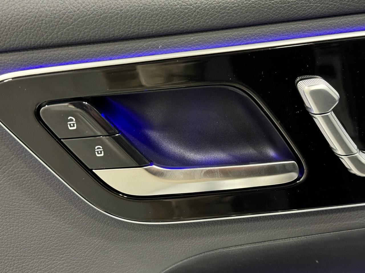 Mercedes-Benz GLC Vehicle Full-screen Gallery Image 23