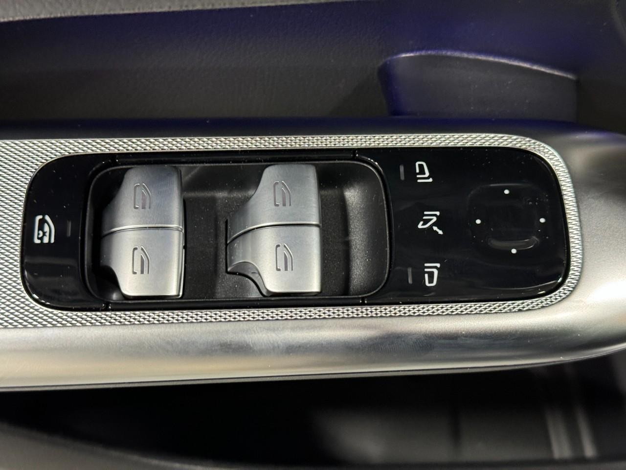 Mercedes-Benz GLC Vehicle Full-screen Gallery Image 24