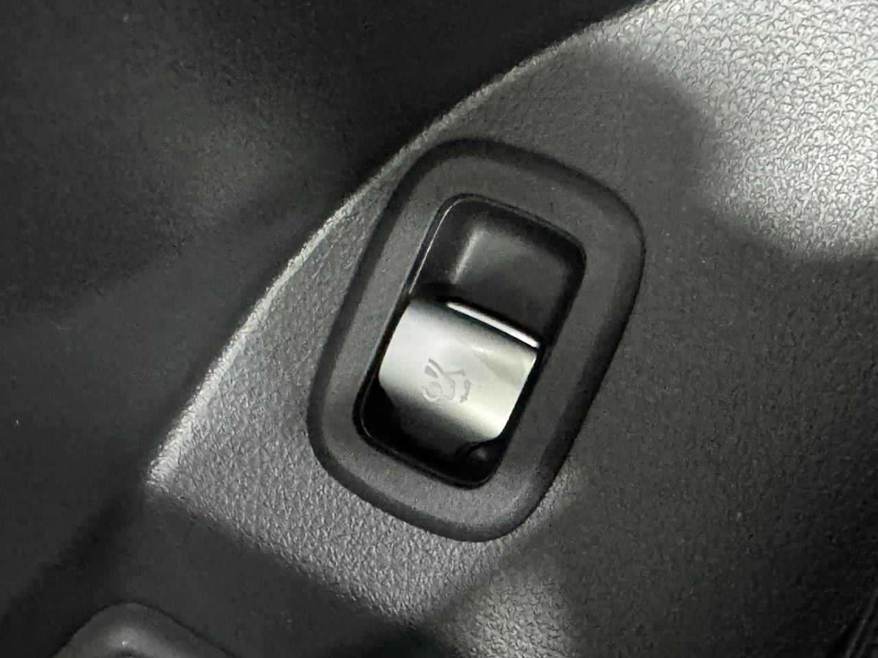 Mercedes-Benz GLC Vehicle Full-screen Gallery Image 26