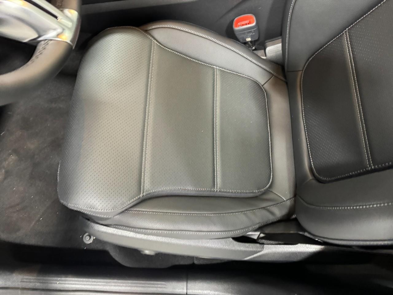 Mercedes-Benz GLC Vehicle Full-screen Gallery Image 28