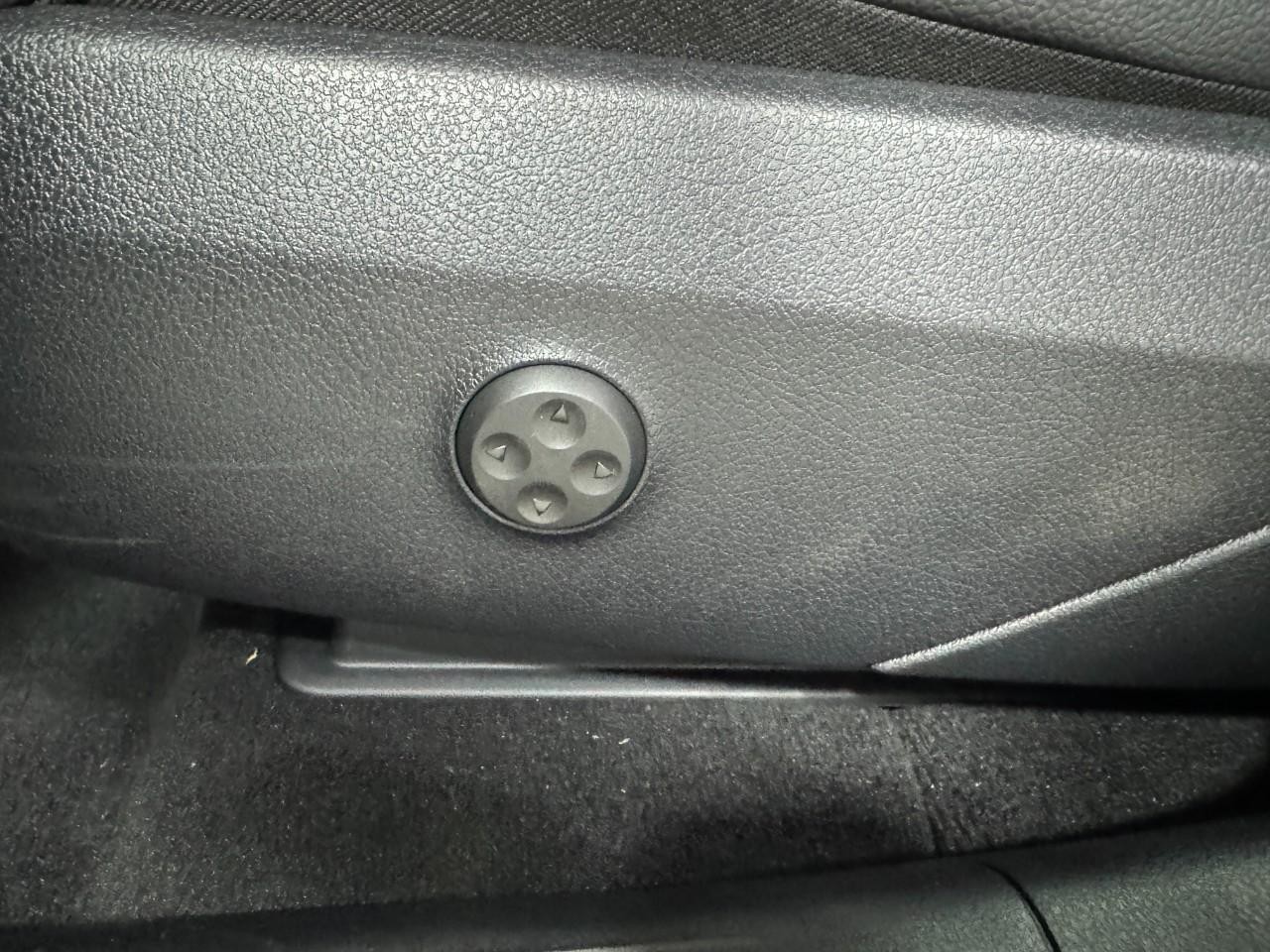 Mercedes-Benz GLC Vehicle Full-screen Gallery Image 29