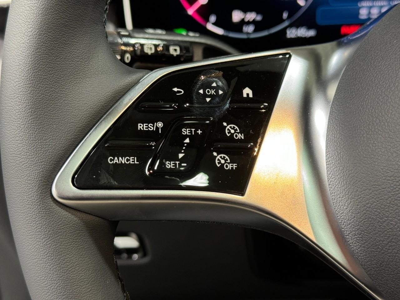 Mercedes-Benz GLC Vehicle Full-screen Gallery Image 31