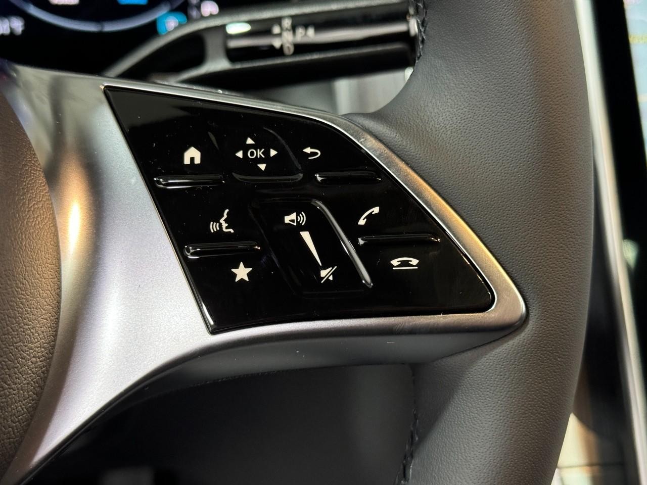 Mercedes-Benz GLC Vehicle Full-screen Gallery Image 32