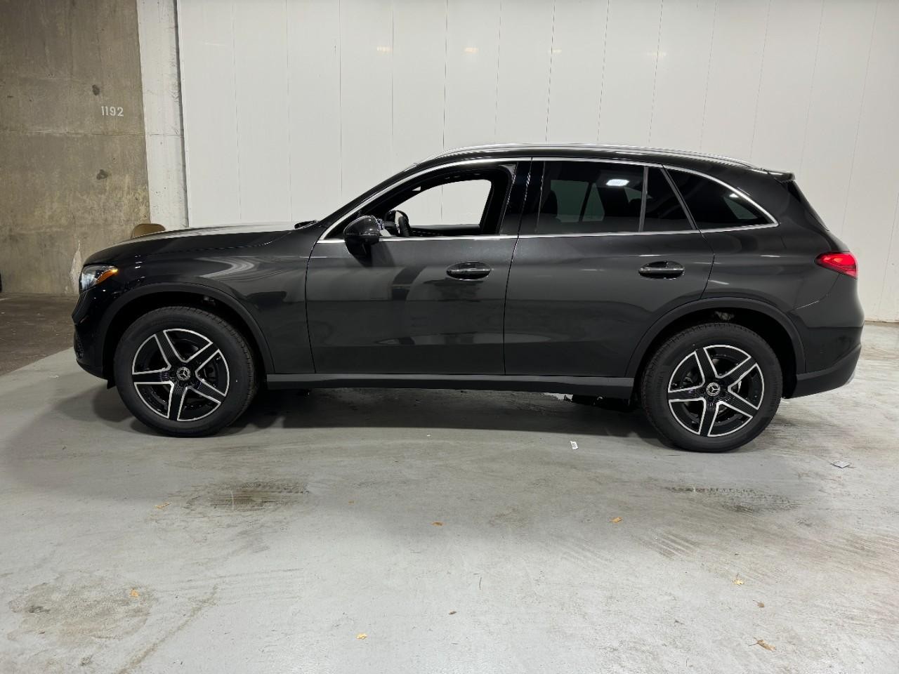 Mercedes-Benz GLC Vehicle Full-screen Gallery Image 2