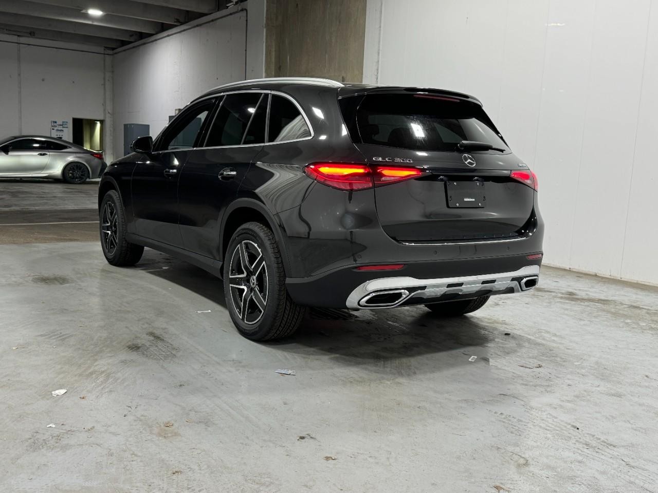 Mercedes-Benz GLC Vehicle Full-screen Gallery Image 3