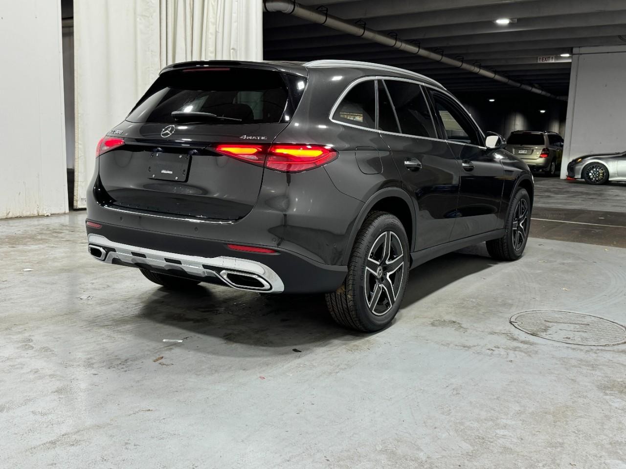 Mercedes-Benz GLC Vehicle Full-screen Gallery Image 4