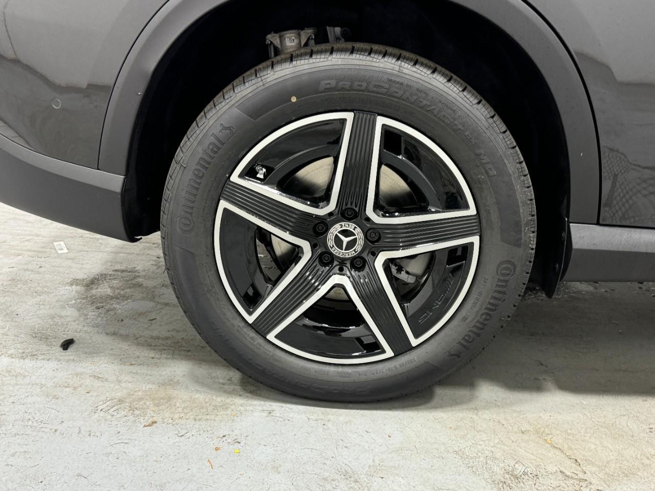 Mercedes-Benz GLC Vehicle Full-screen Gallery Image 5