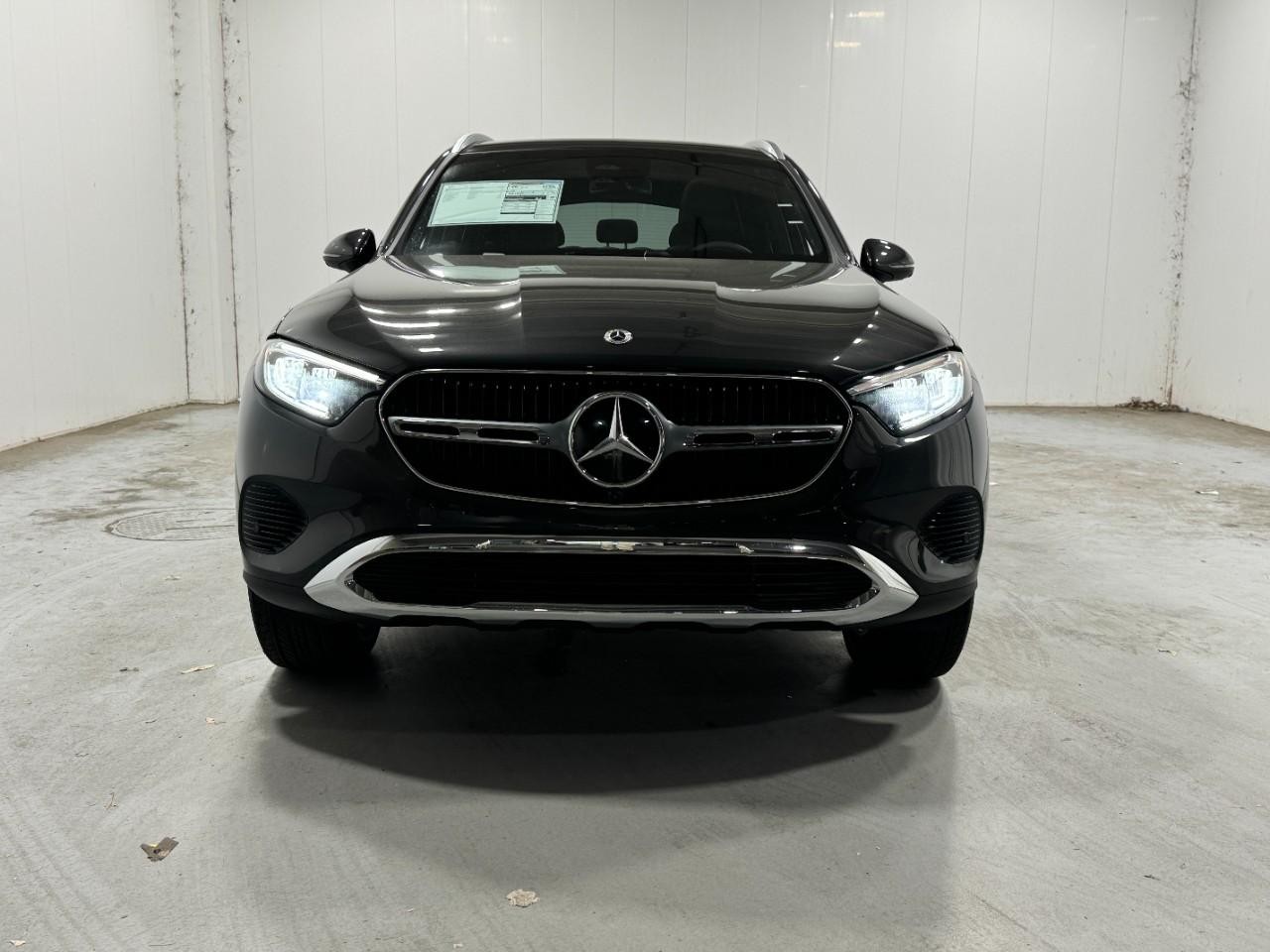Mercedes-Benz GLC Vehicle Full-screen Gallery Image 7