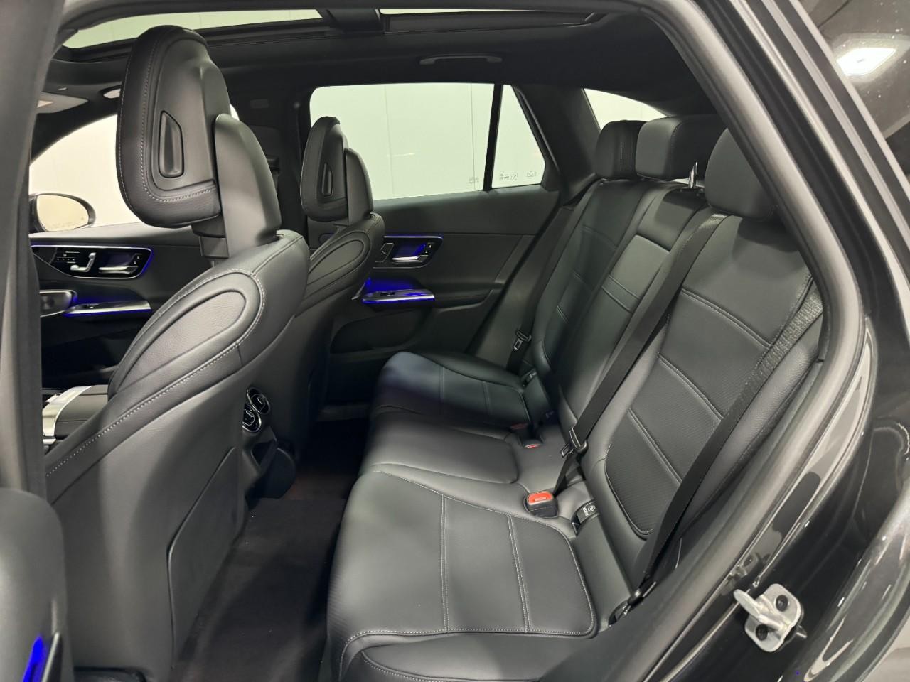 Mercedes-Benz GLC Vehicle Full-screen Gallery Image 8