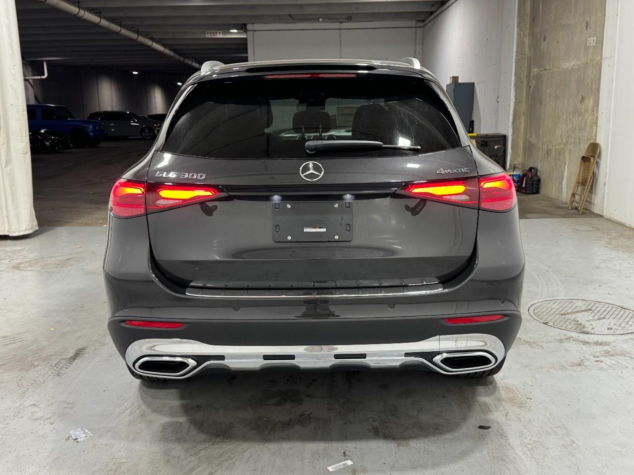 Mercedes-Benz GLC Vehicle Full-screen Gallery Image 9