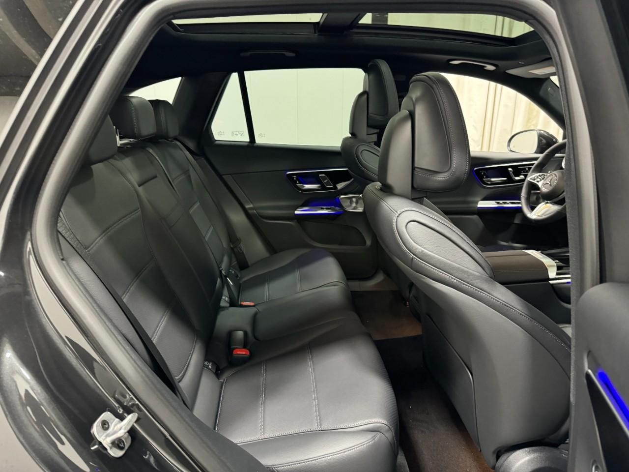 Mercedes-Benz GLC Vehicle Full-screen Gallery Image 10