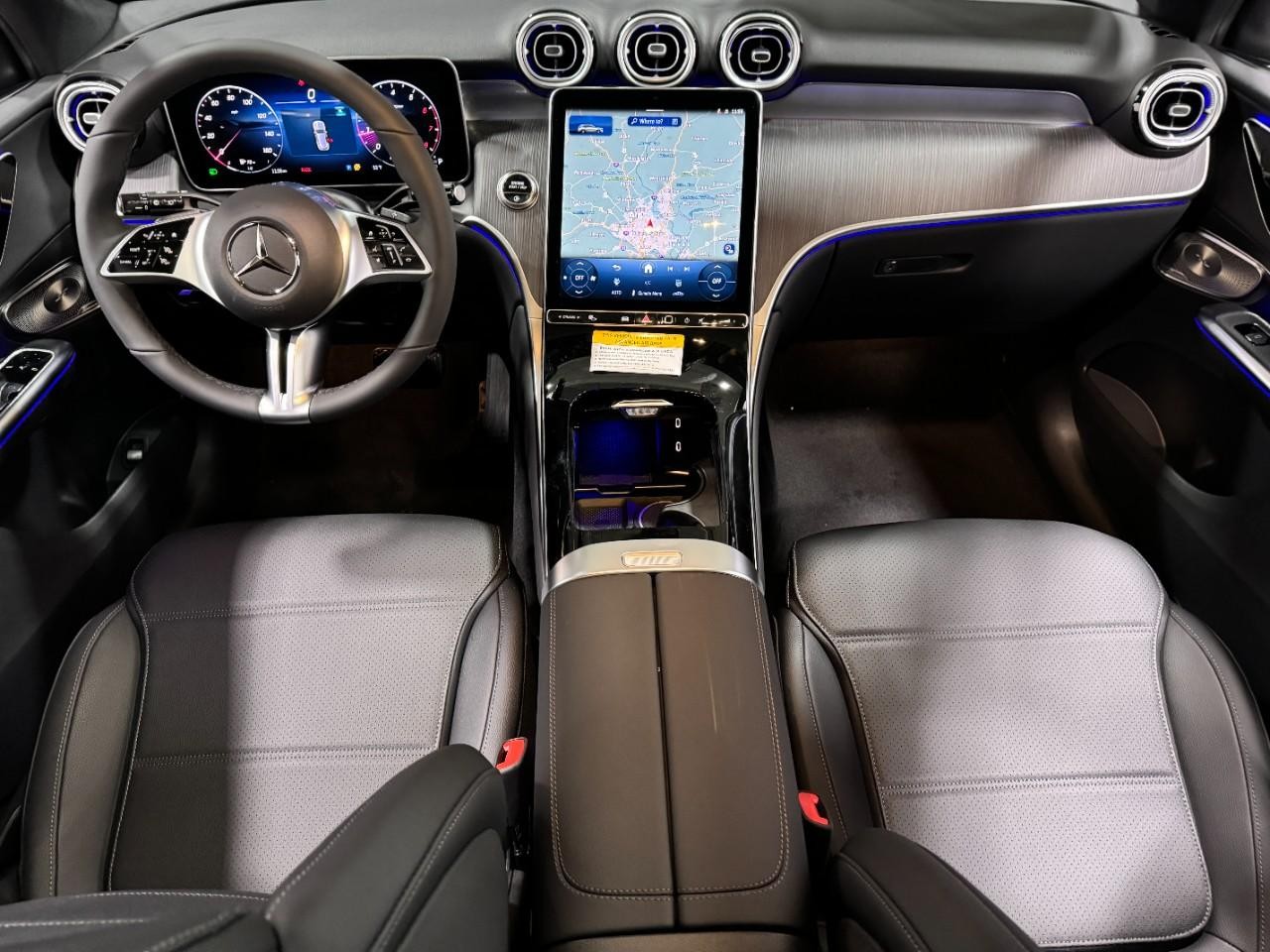 Mercedes-Benz GLC Vehicle Full-screen Gallery Image 12