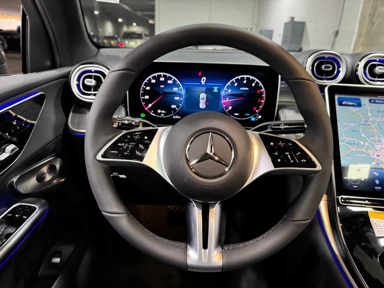 Mercedes-Benz GLC Vehicle Full-screen Gallery Image 13