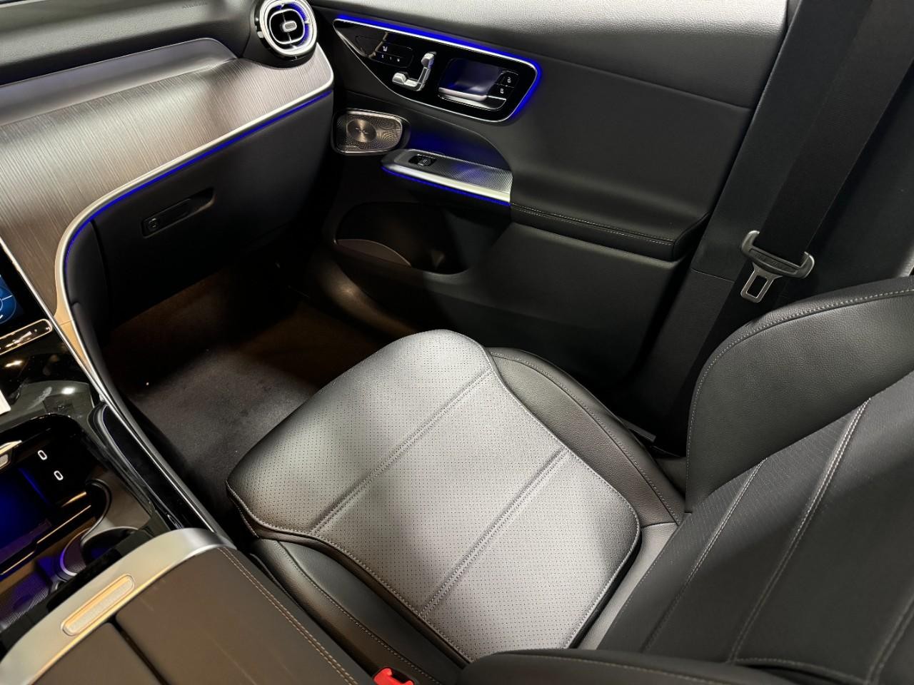 Mercedes-Benz GLC Vehicle Full-screen Gallery Image 15