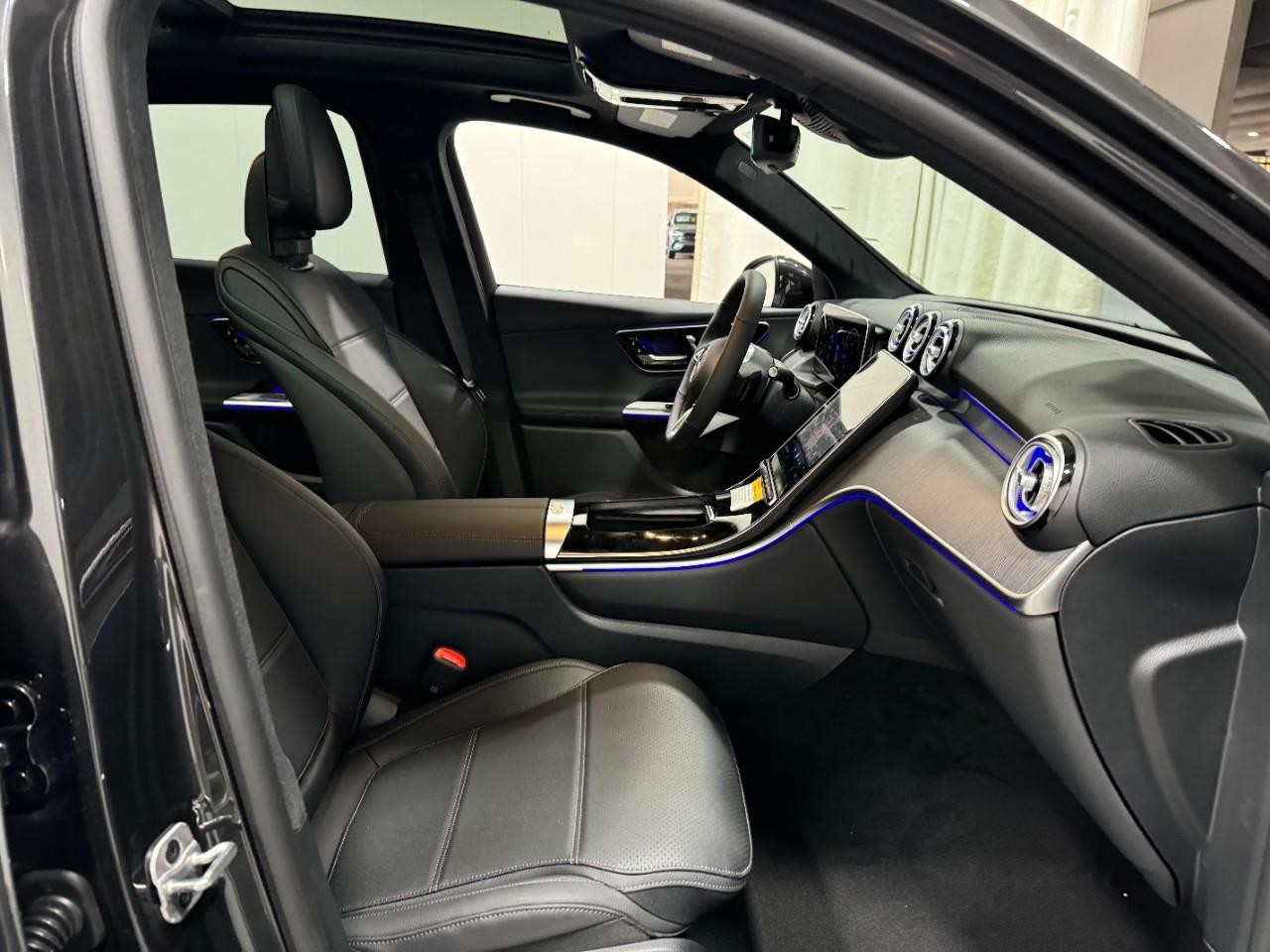 Mercedes-Benz GLC Vehicle Full-screen Gallery Image 16