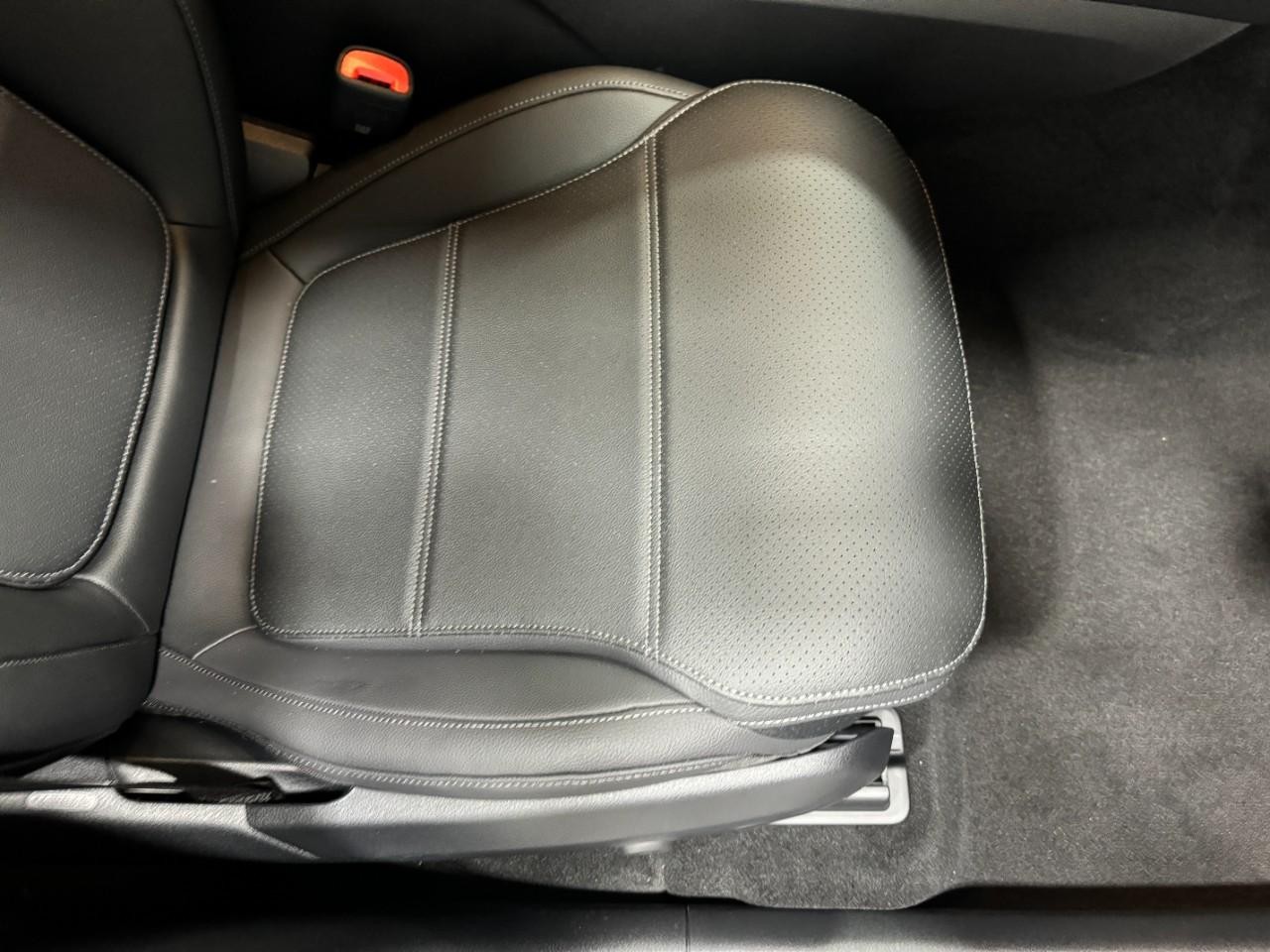 Mercedes-Benz GLC Vehicle Full-screen Gallery Image 17