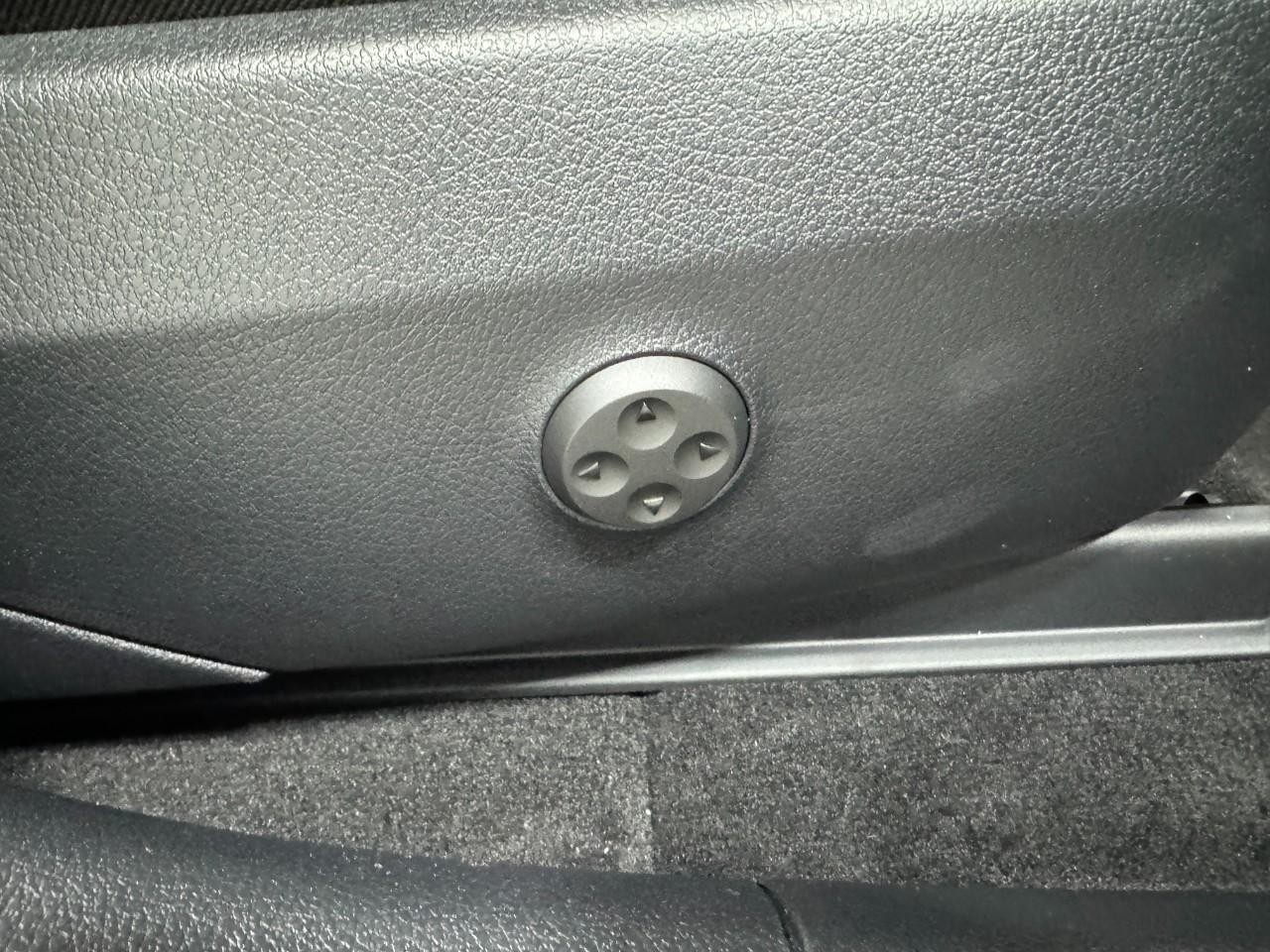 Mercedes-Benz GLC Vehicle Full-screen Gallery Image 18