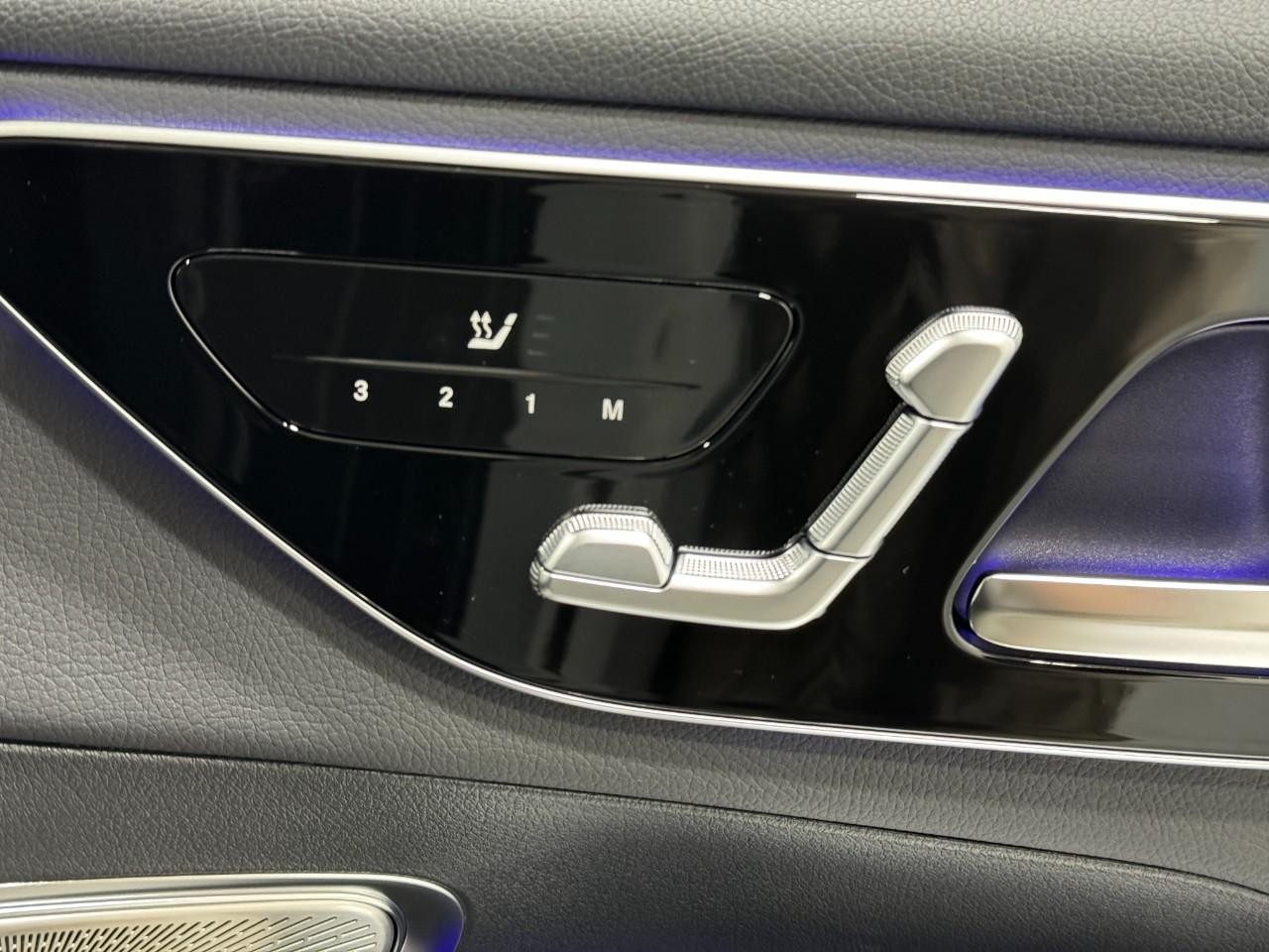 Mercedes-Benz GLC Vehicle Full-screen Gallery Image 19