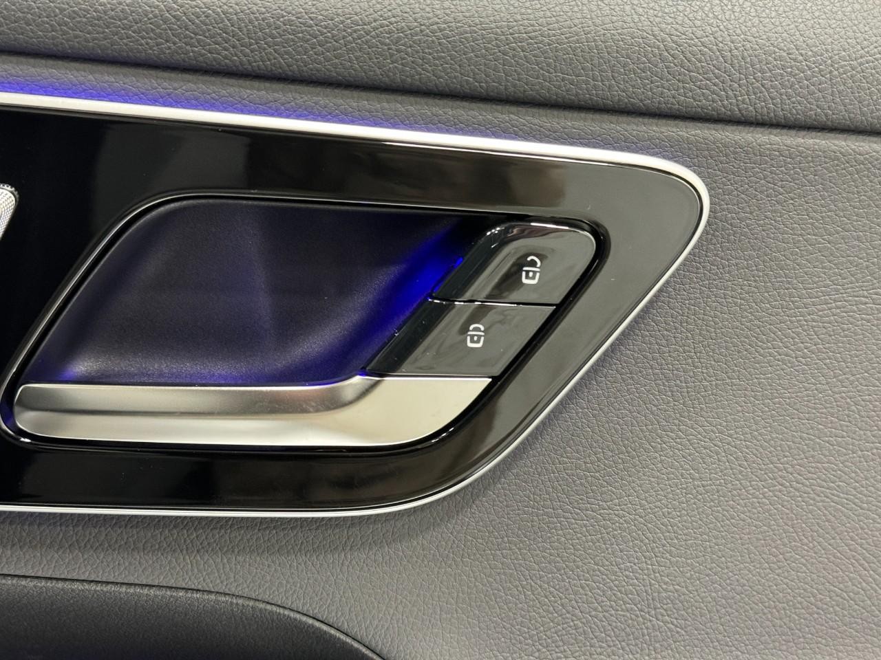 Mercedes-Benz GLC Vehicle Full-screen Gallery Image 20