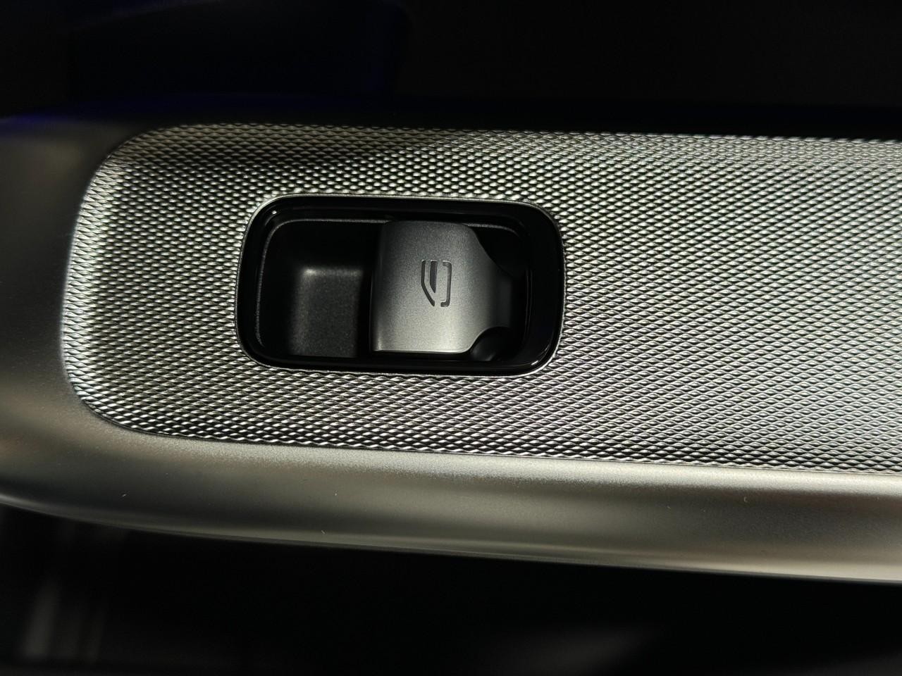 Mercedes-Benz GLC Vehicle Full-screen Gallery Image 21