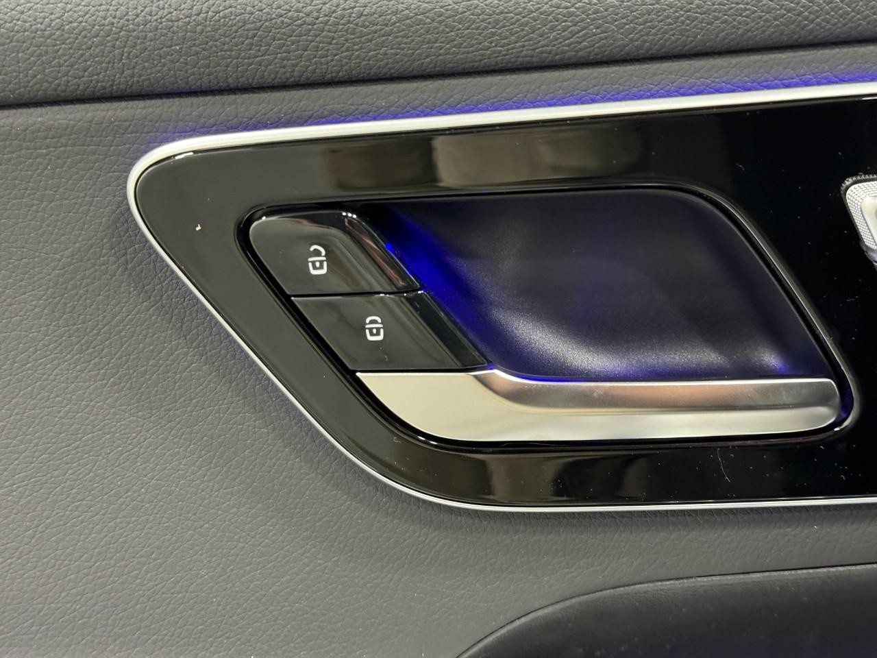 Mercedes-Benz GLC Vehicle Full-screen Gallery Image 23