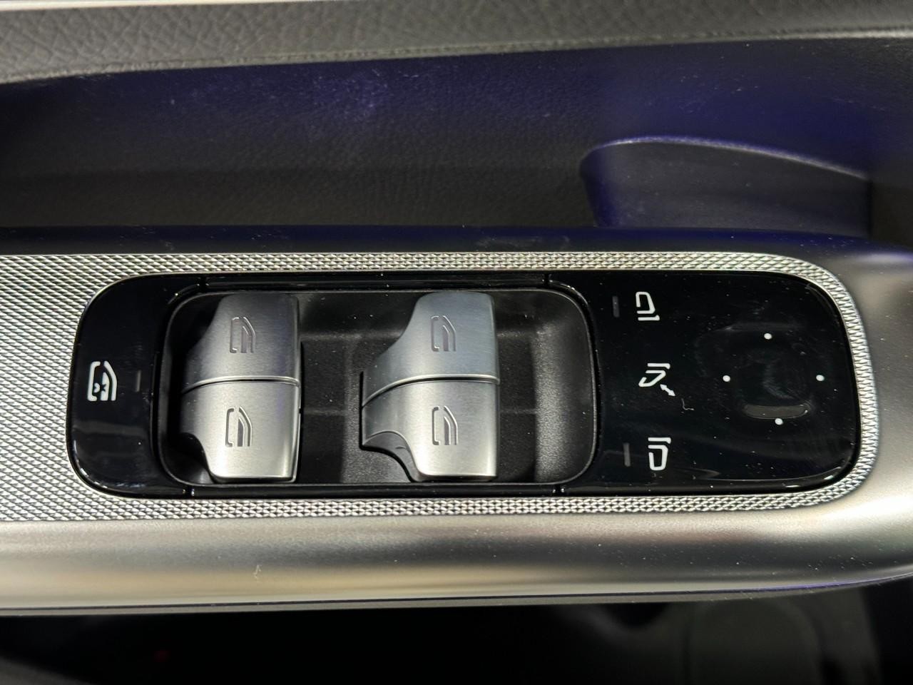 Mercedes-Benz GLC Vehicle Full-screen Gallery Image 24