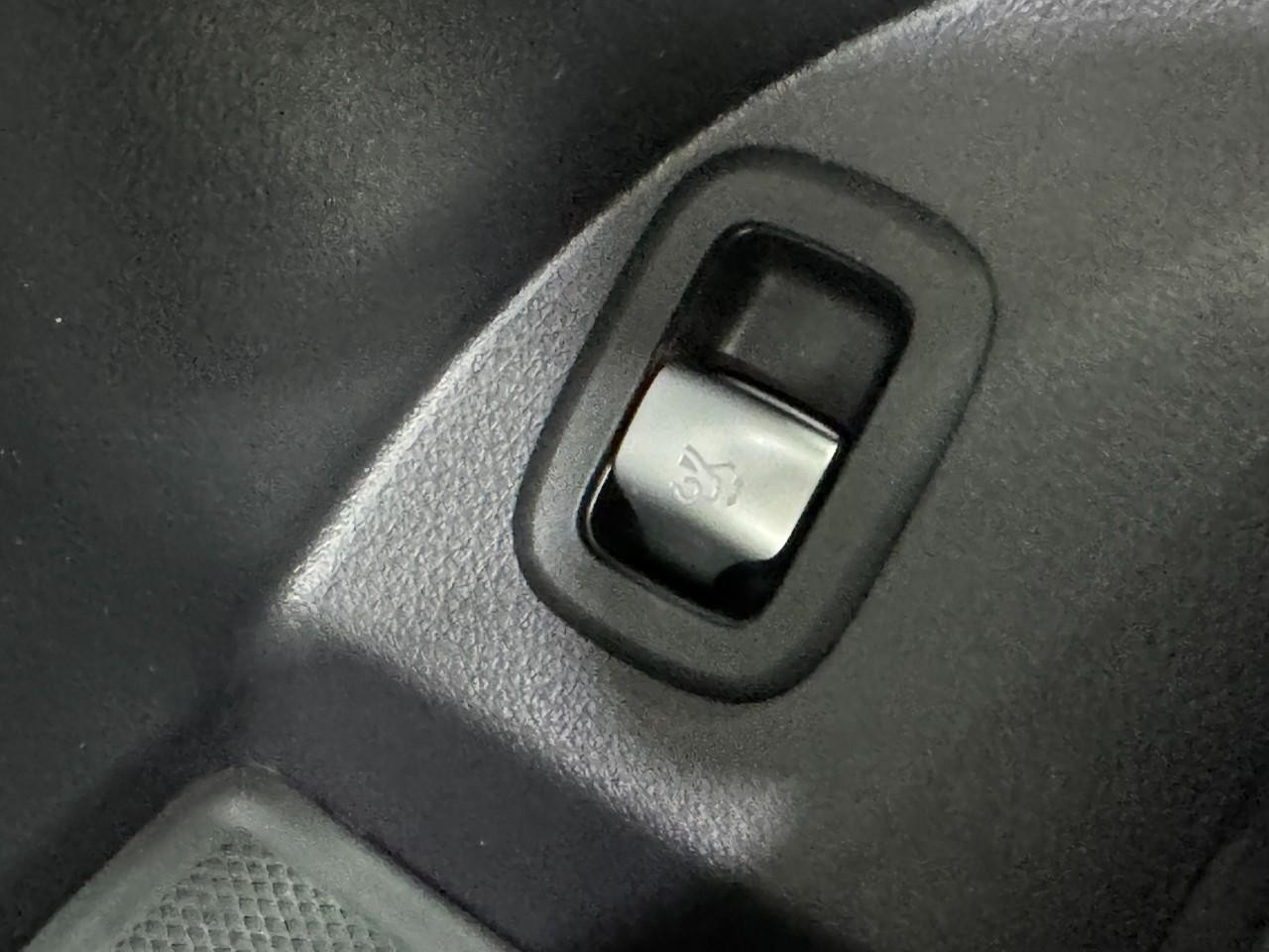 Mercedes-Benz GLC Vehicle Full-screen Gallery Image 26