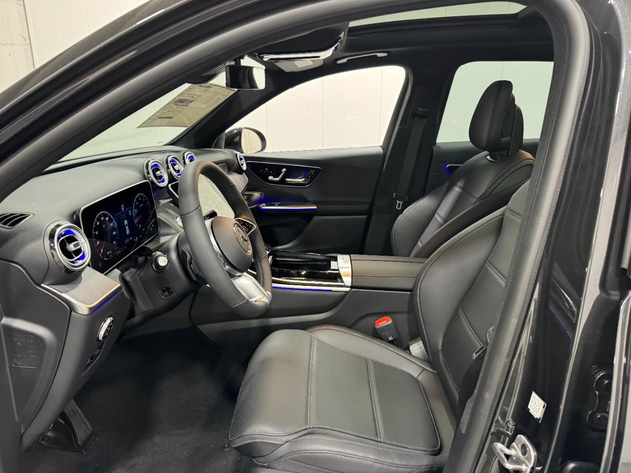 Mercedes-Benz GLC Vehicle Full-screen Gallery Image 27