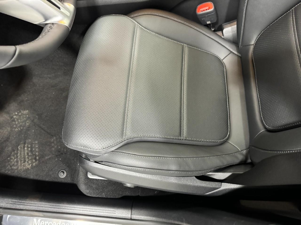 Mercedes-Benz GLC Vehicle Full-screen Gallery Image 28