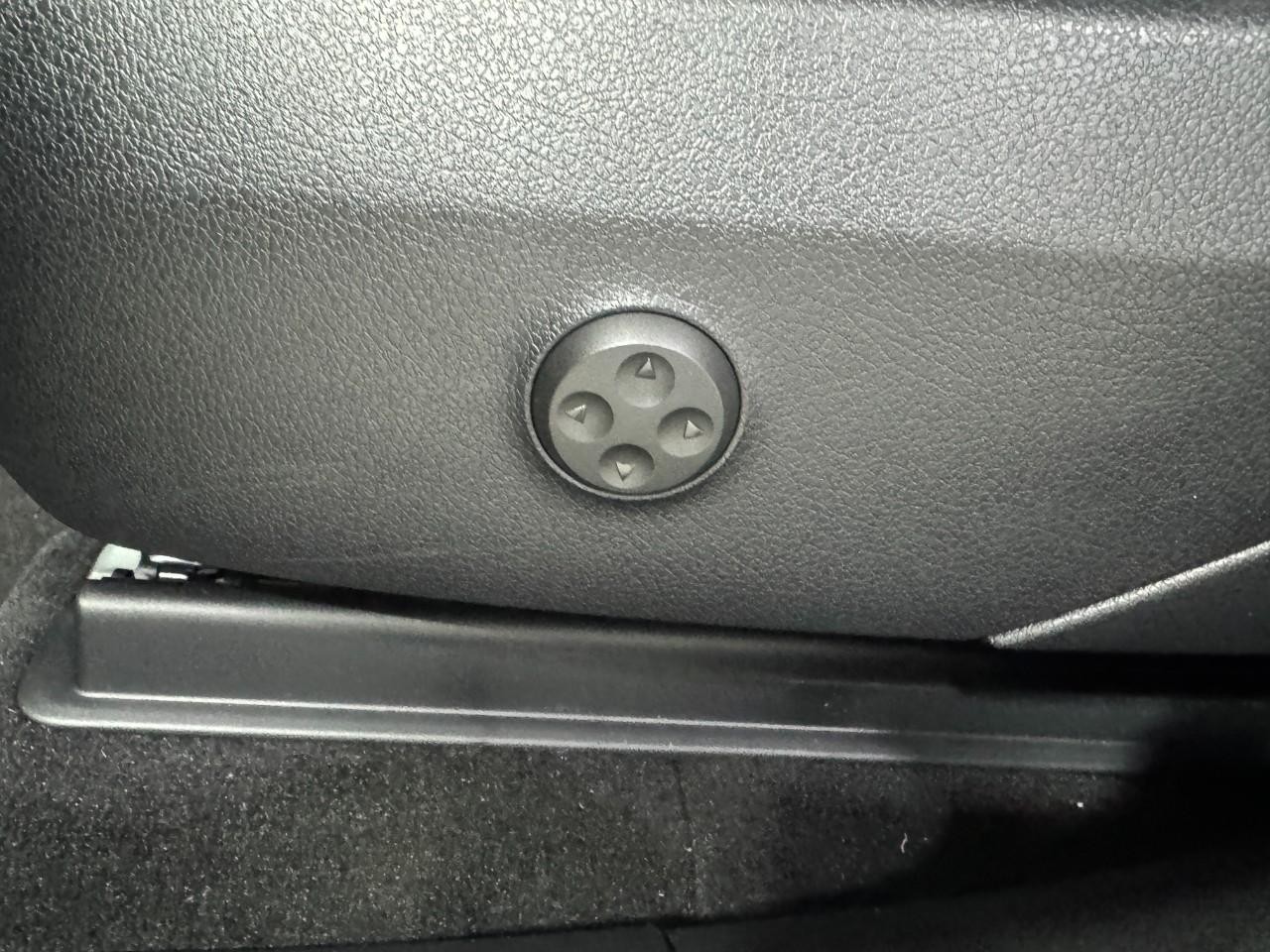 Mercedes-Benz GLC Vehicle Full-screen Gallery Image 29