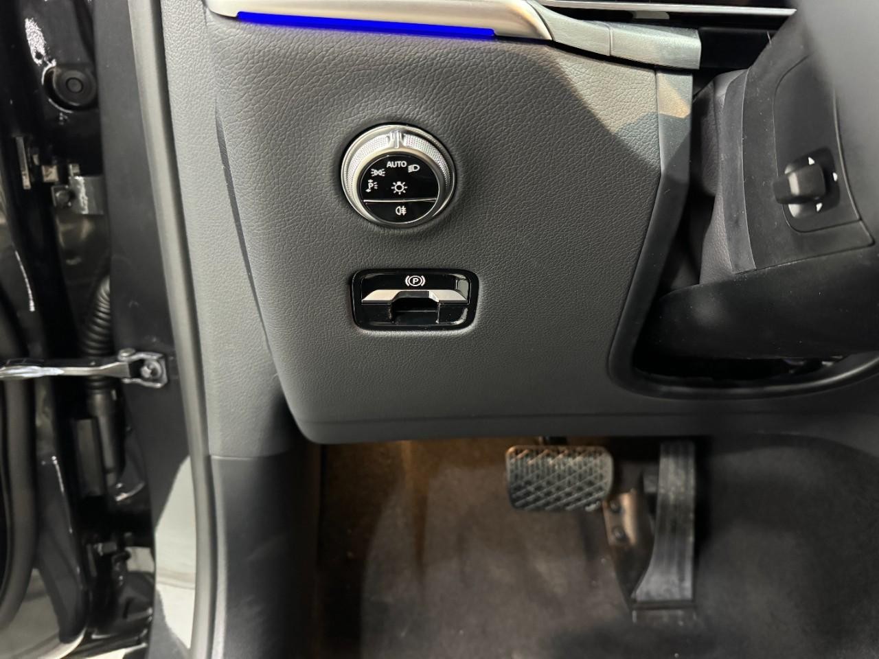 Mercedes-Benz GLC Vehicle Full-screen Gallery Image 30