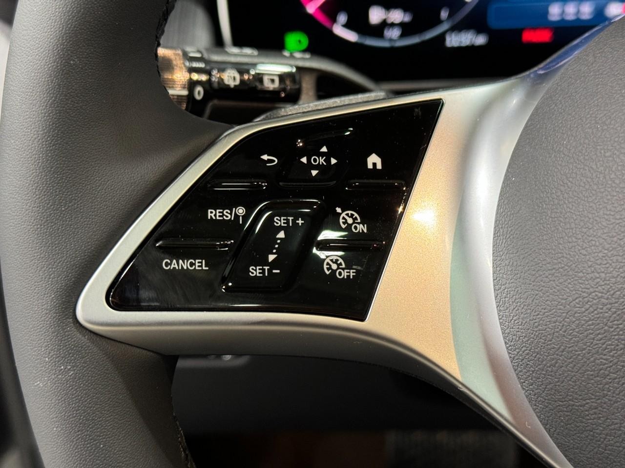 Mercedes-Benz GLC Vehicle Full-screen Gallery Image 31