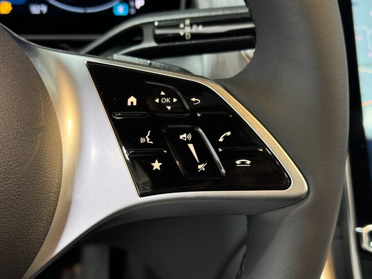 Mercedes-Benz GLC Vehicle Full-screen Gallery Image 32