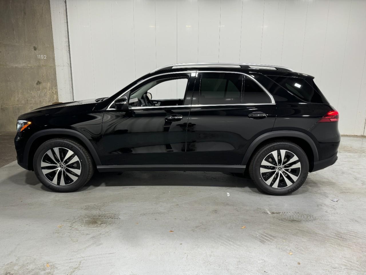 Mercedes-Benz GLE Vehicle Full-screen Gallery Image 2