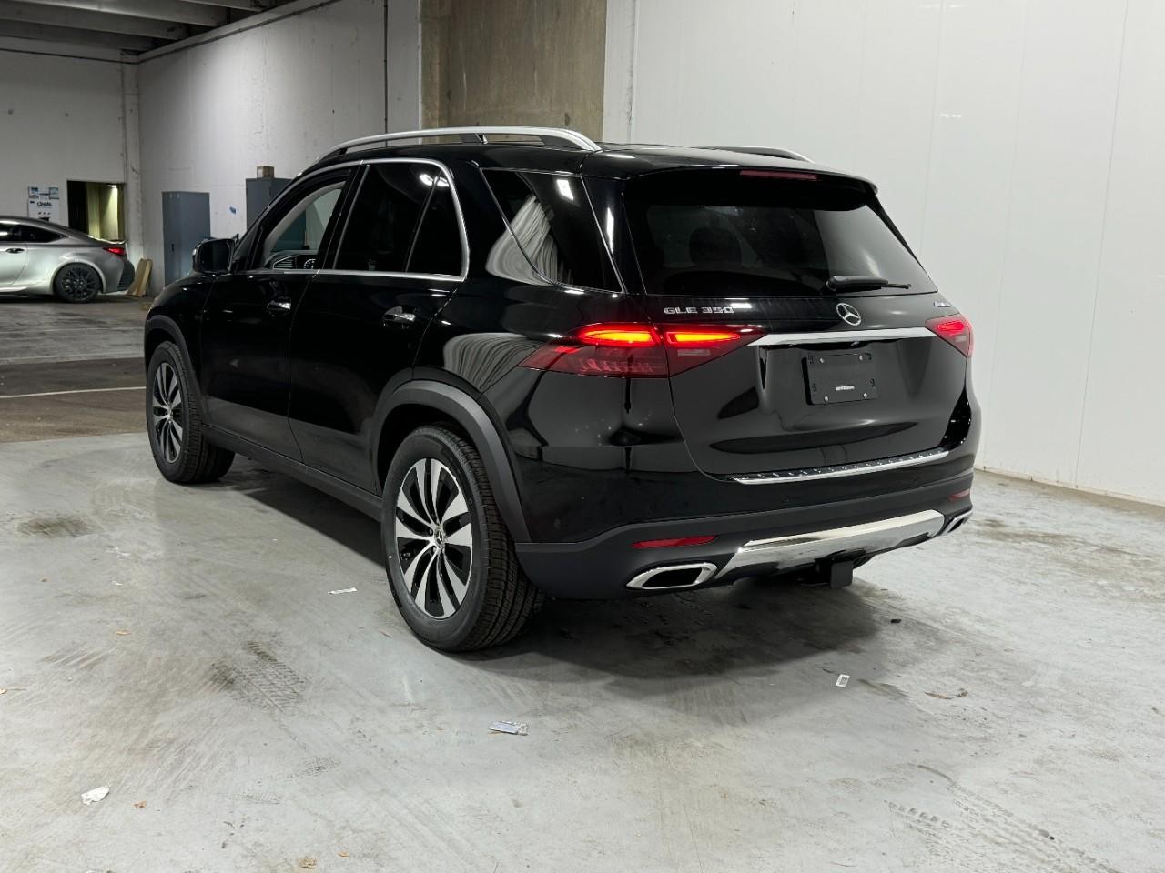 Mercedes-Benz GLE Vehicle Full-screen Gallery Image 3